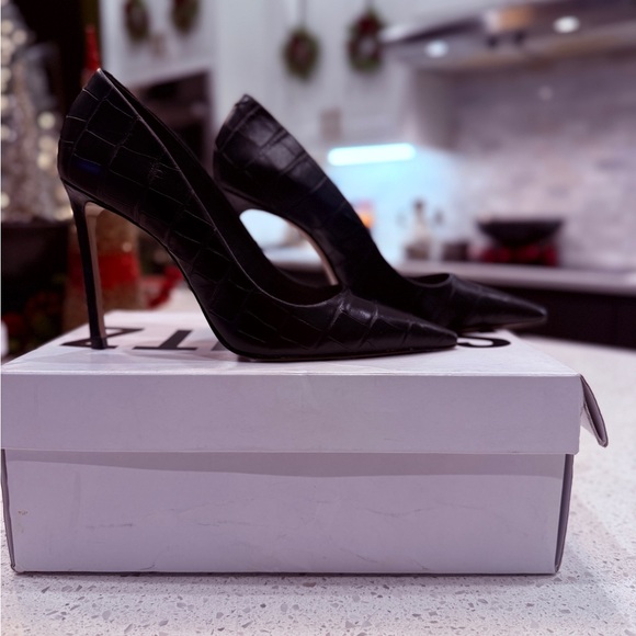 🖤🖤Schutz Black Croc-Embossed Pointed-Toe Pumps – Size 7 | 4” Heel - Picture 3 of 9